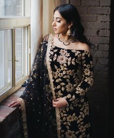 Indian Party Wear Gowns, Suit Punjabi, Suit Styles, Indian Bridesmaid Dresses, Indian Suit, Pakistani Dresses Online, Velvet Dress Designs, Punjabi Outfits, Indian Party Wear