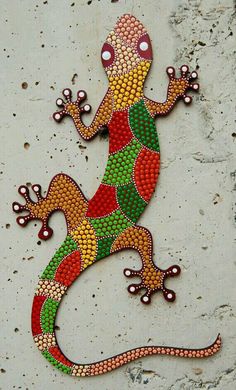 a lizard is painted on the side of a building