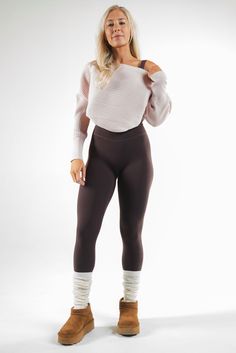 Our sporty leg warmer is the ideal accessory for your outfit and can be adjusted by scrunching it up or down. Stretch Ribbed Leggings For Fall, Ribbed Stretch Leggings For Fall, Winter Stretch Workout Bottoms, Casual Winter Workout Leggings, Stretch Athleisure Winter Bottoms, Stretch Athleisure Bottoms For Winter, Sporty Stretch Bottoms For Winter, Athleisure Stretch Bottoms For Winter, Winter Sports Stretch Leggings