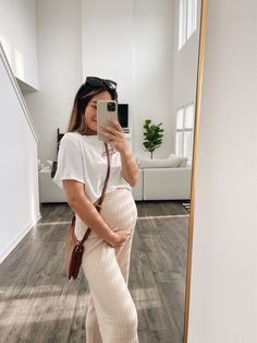 Maternity Fitted Dress Outfit, Bump Friendly Business Casual, Chic Maternity Outfits Winter, Maternity Neutral Outfit, Maternity Outfits With Pants, Diy Maternity Outfits, Maternity Cool Outfits, Transitional Maternity Outfits