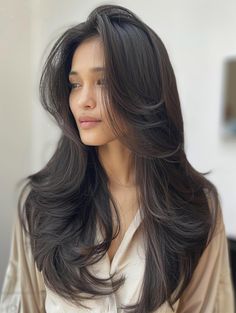 Explore Layered Haircuts for Long Hair - Styles to Transform Your Look Medium Haircuts With Layers, Medium Haircuts With Bangs, The Butterfly Haircut, Anna Hair, Trendy Haircuts Medium, Haircuts With Layers