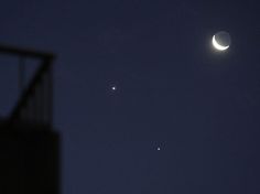 the moon and venus are seen in the night sky