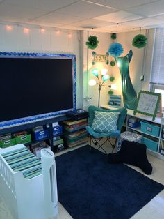 a living room filled with furniture and lots of clutter on top of carpeted flooring