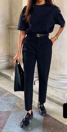 Short Sleeve Office Outfit, Ladies Loafers Outfits, Dinner Outfit Winter Casual, Work Basics, Easy Contouring, Zara Loafers, How To Look Expensive, Minimal Outfit