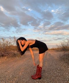 PaolaBarro Desierto Black Cowboy Boots Outfit Aesthetic, Mode Coachella, Knee High Cowgirl Boots, High Cowgirl Boots, Red Cowgirl Boots, Foto Cowgirl, Cowboy Boots For Women, Cowgirl Boots Outfit