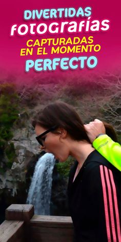 a woman standing next to a waterfall in front of a pink background with the words, divertidas fotografias capturadas en el momento perfecto