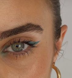 Coloured Liner Looks, Fun Eyeliner, Maquillage On Fleek, Vampire Bride, Blue Eyeliner, Swag Makeup, Interesting Images, Colored Eyeliner, Makeup Eye Looks