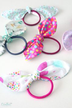 Girls love cute and colored hair accessories, so these knotted hair ties will be great for your little one! They look just like little bows and come out in just a few minutes. In about an hour, you will get a complete set of colored hair ties to accessorize your daughter's wardrobe. These adorable knotted hair ties are great for pigtails, ponytails or buns and are a cute accessory at any time. This is a great project for beginners or kids, as it only needs basic sewing skills. Homemade Headbands, Hair Ties Diy, Basic Sewing, Hair Bobbles, Tie Pattern, Fabric Headbands, Craft Stuff, Headband Pattern, Easy Sewing Patterns