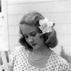 1947 1920’s Makeup, 1940s Summer, Teenage Girl Hairstyles, Historical Hairstyles, 1940s Hairstyles, Vintage Silhouette