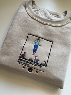 Cute Sweatshirt Embroidery, Crewneck Sweatshirt Aesthetic, Embroidered Clothes Sweatshirts & Hoodies, Embroidery Ideas For Sweatshirts, Vintage Hoodie Design, Punch Needle Embroidery Sweatshirt, Cool Embroidery Designs On Shirts, Cute Sweatshirts Aesthetic, Embroidered Clothes Men