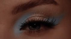 Makeup For Blue And White Outfit, Hooded Eye Blue Makeup, Simple Blue Eye Makeup For Hooded Eyes, Dusty Blue Wedding Makeup, Pretty Eyeshadow Looks For Blue Eyes, Blue Gold Eye Makeup, Light Blue Make Up Looks, Light Blue And Gold Makeup