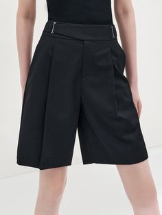 MO&Co.Women Wool Blend Tailored Shorts Features : - High waist - Three-dimensional pleated designCode : MBC2SOTT40Length of size M is 51cmBlack : Model is 178cm tall and wearing a size M MATERIALS & CARE : Material : 50.7% Polyester 49.3% WoolDo not bleach Do not tumble dry Hanging to dry Professional dry-cleaning, mild processTips : Wrap the metal parts well before dry cleaningPlease select your own size in the size chart according to your figure and serve model size as a guideline. Menswear Women, Business Shorts, Uniform Ideas, Types Of Shorts, Female Shorts, Elegant Man, Casual Summer Shorts, Tailored Shorts, Black Model