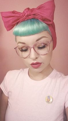 summer hair | summer hair color for brunettes| summer hair color ideas| prom hairstyles Moda Pin Up, Cabelo Pin Up, Rockabilly Mode, Rockabilly Hair, Pin Up Hair, Pastel Hair, Wearing Glasses, Rockabilly Fashion