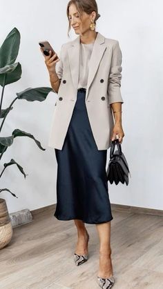 Mode Over 50, Outfit Elegantes, Old Money Fashion, Money Fashion, Chique Outfits, Paris Mode, Office Outfits Women, Business Casual Outfits For Work