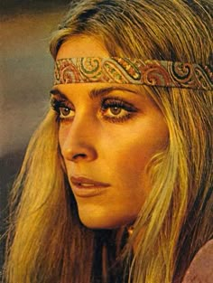 Mundo Hippie, Hippie Makeup, 70s Makeup, 60s Hippie, 70s Hair, Hippie Party, Fest Outfits, Mode Hippie, Fashion 70s