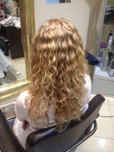 long, loose curls Big Loose Curls, Wavy Hair Ideas, Long Loose Curls, Hair Perms, Cornrow Ponytail, Blonde Ambition