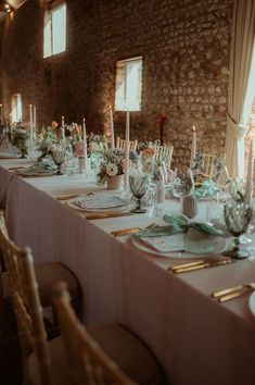 Pastel pink and mint green wedding colour scheme with coloured glassware, gold cutlery and taper candles Pink And Mint Green Wedding, Green Wedding Colour Scheme, Pink Accent Table, Rustic Wedding Decor Table, Groom And Groomsmen Outfits, Green Table Settings, Taper Candles Wedding, Pink Table Settings, Wedding Decor Table