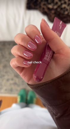 Cute Nail Ideas Not Acrylics, Acrylic Short Natural Nails, Cute Accent Nails, Nail Inspiration Natural Nails, Biab Nails Autumn 2024, Small Nail Manicure, Almond Acrylic Nails One Colour, Quirky Nails Acrylic, Natural Nails With Color