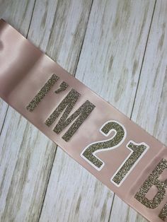 21. Geburtstag erröten Satin "Ich bin 21 Hündinnen" Schärpe, Schriftzug ist in Champagner gold Glitzer und die 21 ist in weiß umrandet. Perfektes Geschenk für das Geburtstagsmädchen oder Zubehör für sich selbst an Ihrem Geburtstag. Das Video auf dieser Auflistung zeigt die wahre Farbe der Schärpe und der Schriftzug die besten. Zwei Formulierungsoptionen auf der Schärpe: 1. Ich bin 21 Hündinnen 2. Es ist mein 21. Geburtstag Wenn Sie Fragen haben, senden Sie bitte eine Nachricht an unseren Shop. 21st Birthday Accessories, Honeymoon Shower, Bachelorette Party Funny, Bachelorette Party Sash, My 21st Birthday, Pink Sash, Birthday Sash, Birthday Accessories, Glitter Birthday