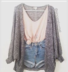 Love denim shorts and the colors of the tops here. V-neck an chunky sweater Dirty Dancing, Maxi Skirts, Fashion Mode, Mode Inspiration, Spring Summer Outfits, Outfits Casuales, Comfy Outfits, Playsuit