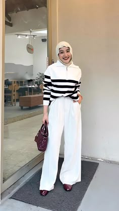 Outfit Cardigan Hijab, Black And White Striped Top Outfit, Cream Outfit Hijab, Elegant Outfit Hijab, Outfit Kulot, Modest Work Outfits, Striped Top Outfit, Ootd Idea