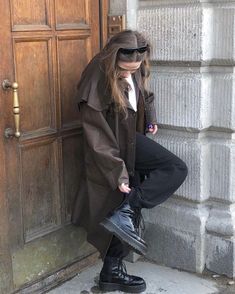 Combat Boots Aesthetic Outfit, Dr Martens Jadon Outfit, Jadon Outfit, Combat Boots Aesthetic, Winter Grunge Outfits, Casual Leather Jacket Outfit, Winter Christmas Outfits, Berlin Fashion Street, Berlin Fashion