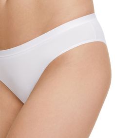 Thanks to the luxurious, long-staple fibre of Egyptian cotton, the quality of these jersey briefs is particularly smooth, very soft and skin-flattering. Available in a set of 2, these women's briefs in a classic fit have a very soft, elastic waistband with a subtle FALKE logo. The leg cuffs are elastic and fit perfectly to the body area. Thanks to the flat seams, the briefs fit perfectly without leaving pressure points. The twin pack comes in an elegant FALKE box. Classic Brief Bottoms In Elastane, Classic Elastane Brief Bottoms, Classic Seamless No-show Bottoms, Classic Soft Touch Bottoms, Classic Briefs With Soft Touch, Classic Stretch Bottoms With Moderate Coverage, Comfort Women, Leg Cuffs, Pressure Points