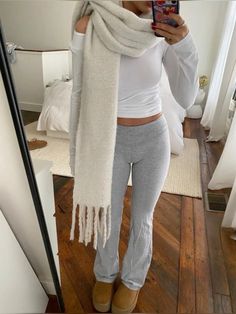 #fall#fallfashion#falloutfit#outfits#outfitpost#stockhomestyle #aesthetic #fashion Flared Legging Outfit, Stile Blair Waldorf, Adrette Outfits, Lounge Outfits, Look Legging, Look Adidas, Looks Pinterest, Clothing Aesthetic, Skandinavian Fashion