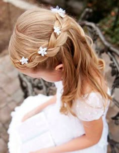 peinados-primera-comunion-euroresidentes First Communion Hairstyles, Communion Hair, Sanggul Modern, Childrens Hairstyles, Flower Girl Hair, Flower Girl Hairstyles, 1st Communion, בר מצווה