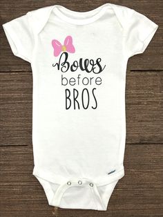 Baby Girl Onesies Vinyl, Funny Baby Girl Onesies, Funny Baby Onesies Girl, Baby Humor, Onesie Ideas, Cute Onesies