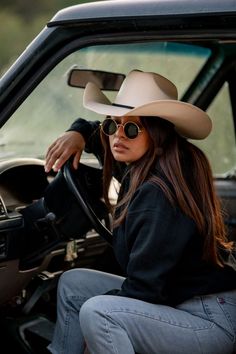 Pick Up Photoshoot, Instagram Picture Ideas Country, Country Inspired Photoshoot, Cowgirl Inspired Photoshoot, Bronco Photoshoot Ideas, Western Photo Shoot Outfit, Cowgirl Truck Photoshoot, Country Girl Photoshoots Truck