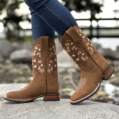 CB_Tatiana - Botas Vaqueras para Mujer con Suela de Hule - Botas Vaqueras Hand-tooled Brown Country Boots, Brown Boots For Ranch In Spring, Brown Boots For Rodeo Spring Season, Western Boots For Women, Cowgirl Boot, Boot Style, Western Boots Women, Elegant Floral, Belleza Natural