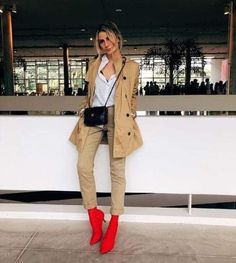 Everything you need to know to wear your Trench coat with a maximum of style in 2022! Click on the link to get all the tips #combinetrenchwithflashycolors #trench #trenchcoat #ltrenchcoatlook #trenchcoatoutfit #trenchcoat40years #womanoutfit40years #style40+ #fashionblog40years #style40years #look40years #outfit40years #fashionblogger #look2022 #style2022 #trend2022 #fashion2022 #stylishoutfit #stylishlook #actuallook #trendlook#fall2022 Trench Coats Women, Fall Fashion Outfits, Red Shoes, Coat Fashion