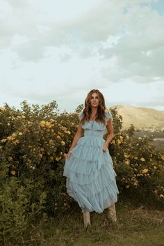 Senior Pictures Dresses, Flowy Beach Dress, Unique Senior Pictures, Long Flowy Dress, Cute Formal Dresses, Dresses Fancy, Senior Photo Outfits, Tulle Maxi Dress, Maxi Dress Sleeveless