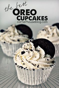 the best oreo cupcakes with white frosting and oreos on top