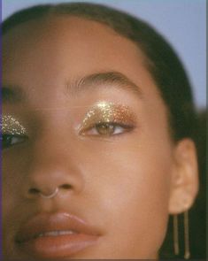 Lys Makeup, Editorial Make-up, Stila Glitter And Glow, Gold Eyeliner, Mekap Mata, Gold Eye Makeup, Glitter Eye Makeup, Smink Inspiration, Gold Eyeshadow