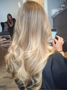 ✨ Laissez briller vos cheveux en 2024 avec cette idée de balayage blond doré, à la pointe de la tendance ! ☀️💛 Une touche ensoleillée pour une allure éclatante. ✨ #BalayageBlondDoré #Tendance2024 #CheveuxLumineux #Blond #Cheveux #Coiffure #Naturel End Of Summer Blonde Hair, Lived In Bright Blonde Dark Roots, California Blonde Hair Sun Kissed, Blonde 2025, Warm Bronde Balayage, Blended Balayage