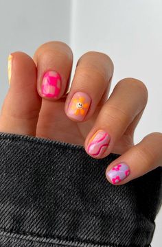 45 Pretty Short Nails For Spring & Summer Checkered, Flower & Happy Sun Pretty Short Nails, Checkered Nails, Spring Break Nails, Cute Short Nails, Short Gel Nails, Broken Nails, Short Nails Art, Short Nail Designs, Minimalist Nails