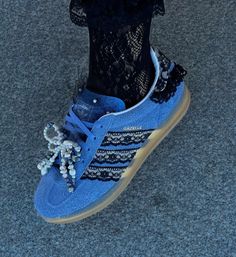 Shoes Women 2024, Different Shoe Lace Styles, Shoe Customization Ideas, Junk Shoes, Adidas Custom, Upcycle Shoes, Gazelle Adidas, Men's Adidas (men), Diy Sneakers