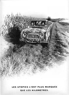 an old car driving down a dirt road in front of a cornfield with the words les uttoriies l'unplus marquece que quile