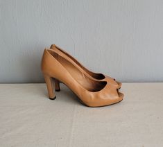 Vintage tan brown leather open, peep toe platform pumps with high heels, women`s shoes with stiletto heels. Genuine leather upper and lining. European trendy summer shoes. Cute Italian party sandals. Brand: The Seller (Made in Italy) Condition: used, great, have some signs of wear. Scratches on the heels back. Look at the photos.  Measurements: heel height 9.3 cm / 3.6" in outsole length 26,3 cm / 10.3" in insole length 25 cm / 9.8" in bottom sole width in widest place 7.3 cm / 2.9" in  Size: EU Trendy Summer Shoes, Light Brown Leather, Platform Pumps, High Heel Pumps, Womens High Heels, Womens Heels, Summer Shoes, Tan Brown, Shoes Women Heels