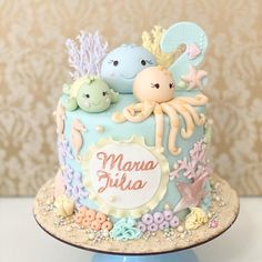 there is a blue cake with an octopus and other sea creatures on it that says mama julia