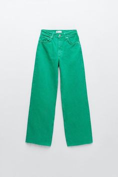 Zara Solid Color Full Length Wide Leg JeansHigh waisted five pocket jeans with wide legs. Front zip and metal button closure. Purchase Worn by Princess Alexia on:16 July 2021 - Summer Photo Session Zara Wide Leg Jeans, Zara Outfit, Cute Pants, Green Jeans, Color Full