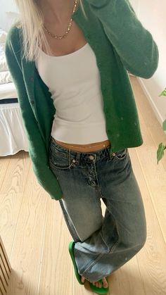 Green Top Outfit Ideas, Cool School Outfits, Casual New Years Eve Outfits, How To Have Style, Cool School, Winter Sweater Dresses, Outfit Inso, Uni Outfits