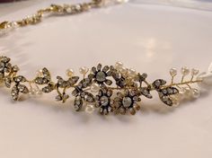 Beautiful vintage inspired Victorian hair vine with pearls and Swarovski crystals. Perfect for a special occasion. Comes beautifully packaged in a velvet pouch. Victorian Headpiece, Hair Vine Bridal, Floral Tiara, Headband Vintage, Bridal Wreath, Victorian Hairstyles, Gold Tiara, Hair Wreaths, Headpiece Bridal