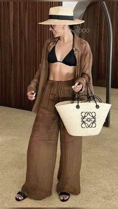 Fashion Outfits Feminine, Lenin Pants, Loewe Basket Bag, Aesthetic Outfit Ideas For School, Modest Street Fashion, European Outfits, Dress Everyday, Vacation Outfits Women, Miami Outfits