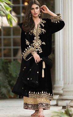 Velvet Dress Designs in Pakistan in Best fabric embroidered velvet dresses Velvet Pakistani Dress Color Combinations, Velvet Suit Designs Pakistani, Outfit Ideas 2022, Velvet Suit Design, Simple Kurta Designs, Designer Kurti Patterns, Long Kurti Designs