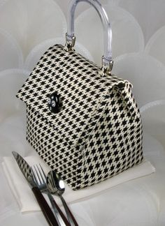 My new lunch bag. I just love hounds tooth. Gingham Fashion, Hounds Tooth, Alabama Football, Beautiful Handbags, Holiday Wear