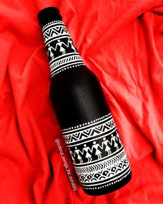 Bottle Art Painting. Matki Painting, Bottles Decoration Diy, Beer Bottle Art, Bottle Art Projects, Painted Glass Bottles, Warli Art, Plastic Bottle Art, Black Bottle, Glass Bottle Diy