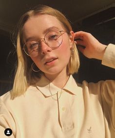 Round Glasses On Round Face, Round Frame Glasses Women, Circular Glasses Aesthetic, Lenskart Frames For Women, Glasses Frames For Women Oval Face, Glasses Frames For Women Round Face, Glasses Women Aesthetic, Cute Glasses Aesthetic, Person With Glasses